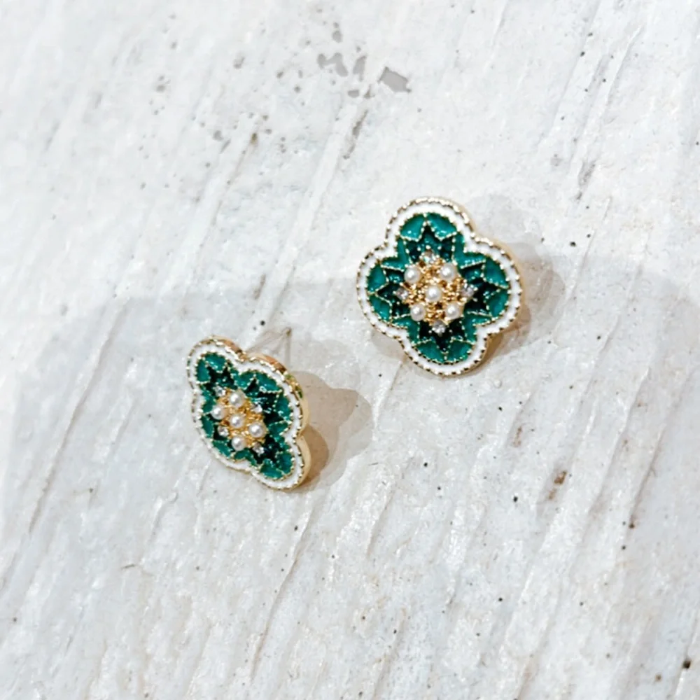 green flower stud earrings A94